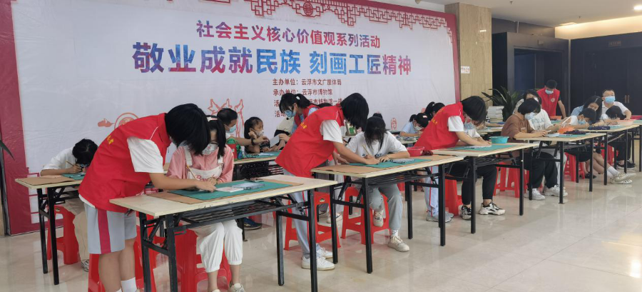 10月4日"爱我中华 共筑中国梦"绕线画制作开展了两场线下活动,通过