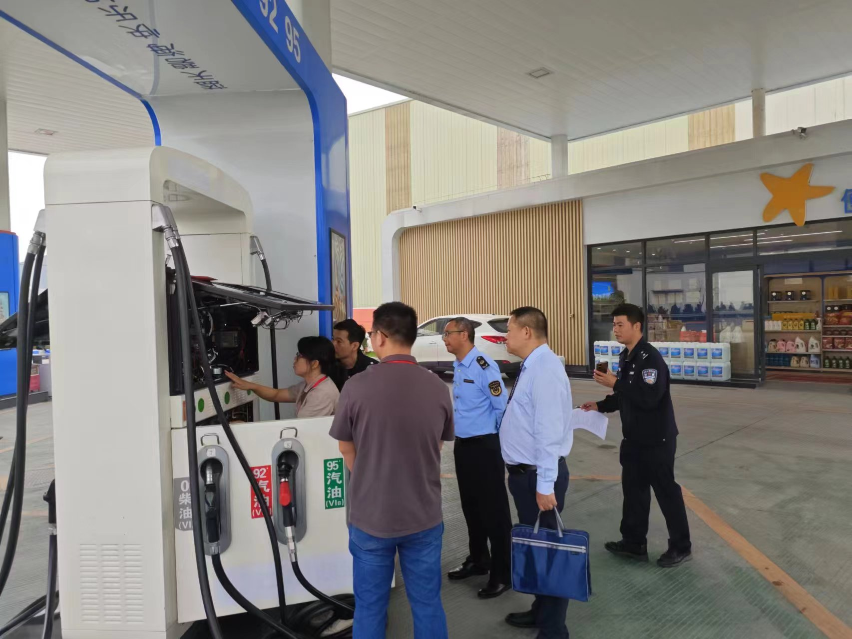 云浮市市场监督管理局联合多部门开展综合治理加油机作弊联合执法检查