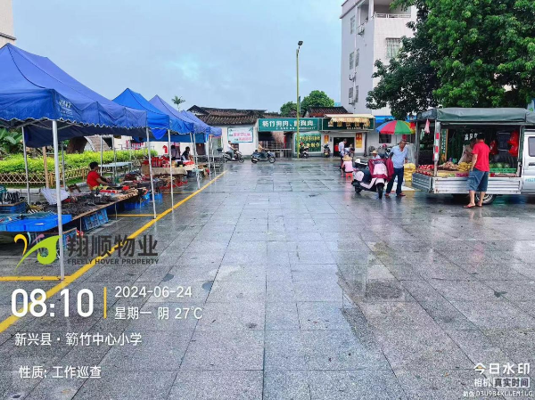 美丽圩镇翔顺物业定时巡查商户和流动摊贩规范摆卖.png