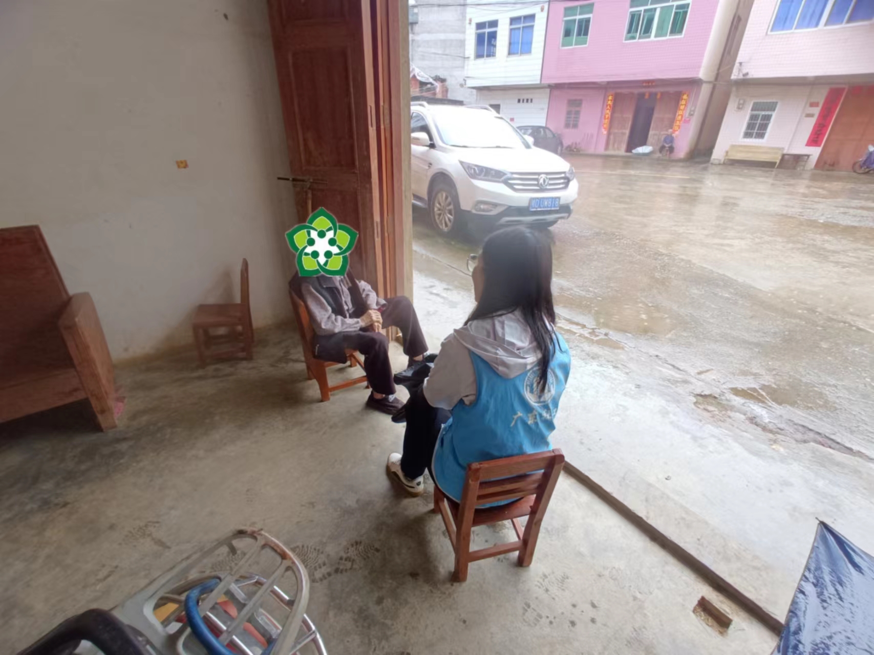 大方社工走访提醒服务对象做好龙舟水防御工作.jpg