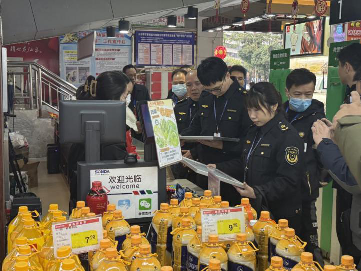 云浮组织开展2026年春节前食品安全监督检查暨食品安全年货“你点我检、服务惠民生”现场抽检活动