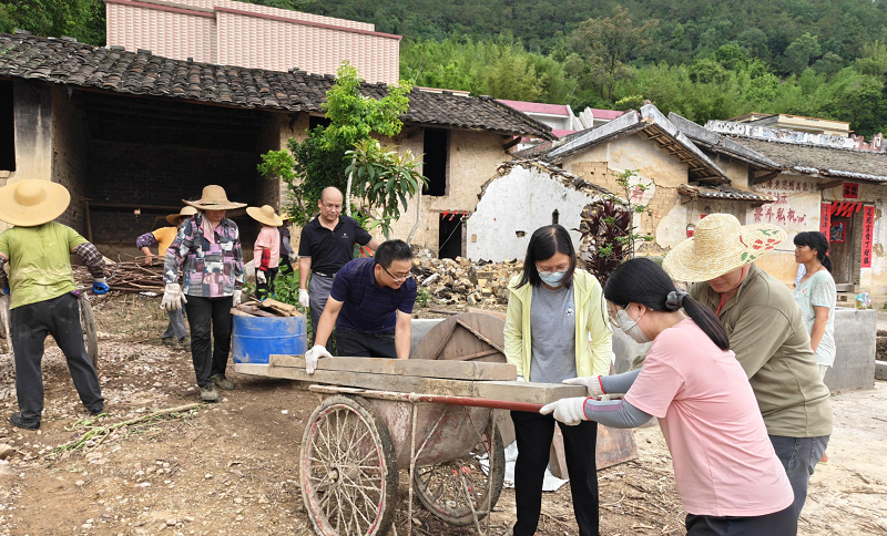 9、到郁南县龙岩村委较场村开展志愿活动现场2.png