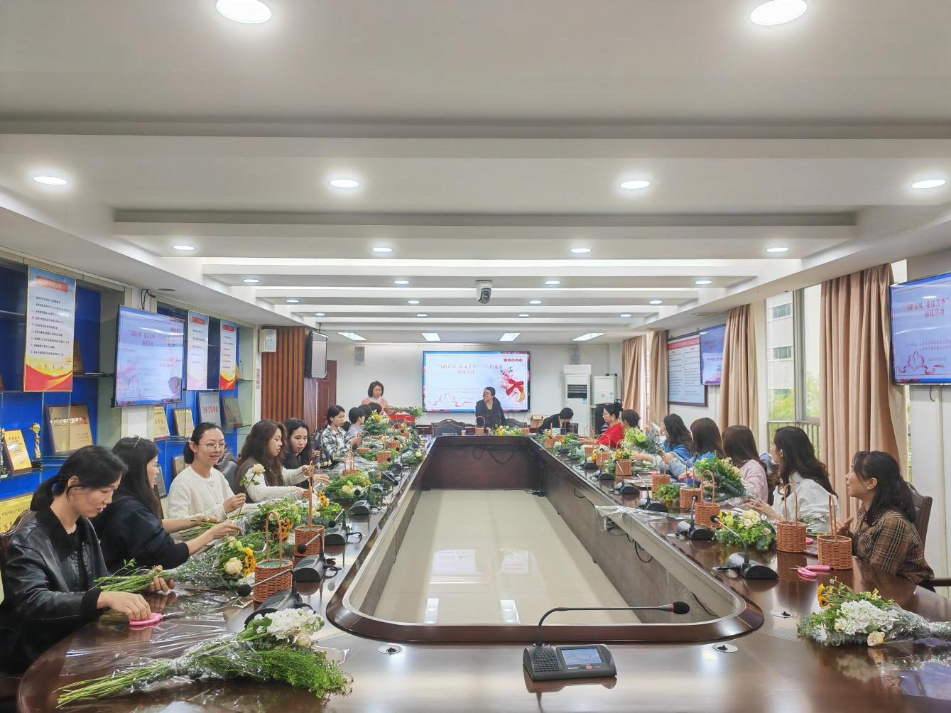 春风绽芳华 花艺暖人心——“三八”女神节插花活动