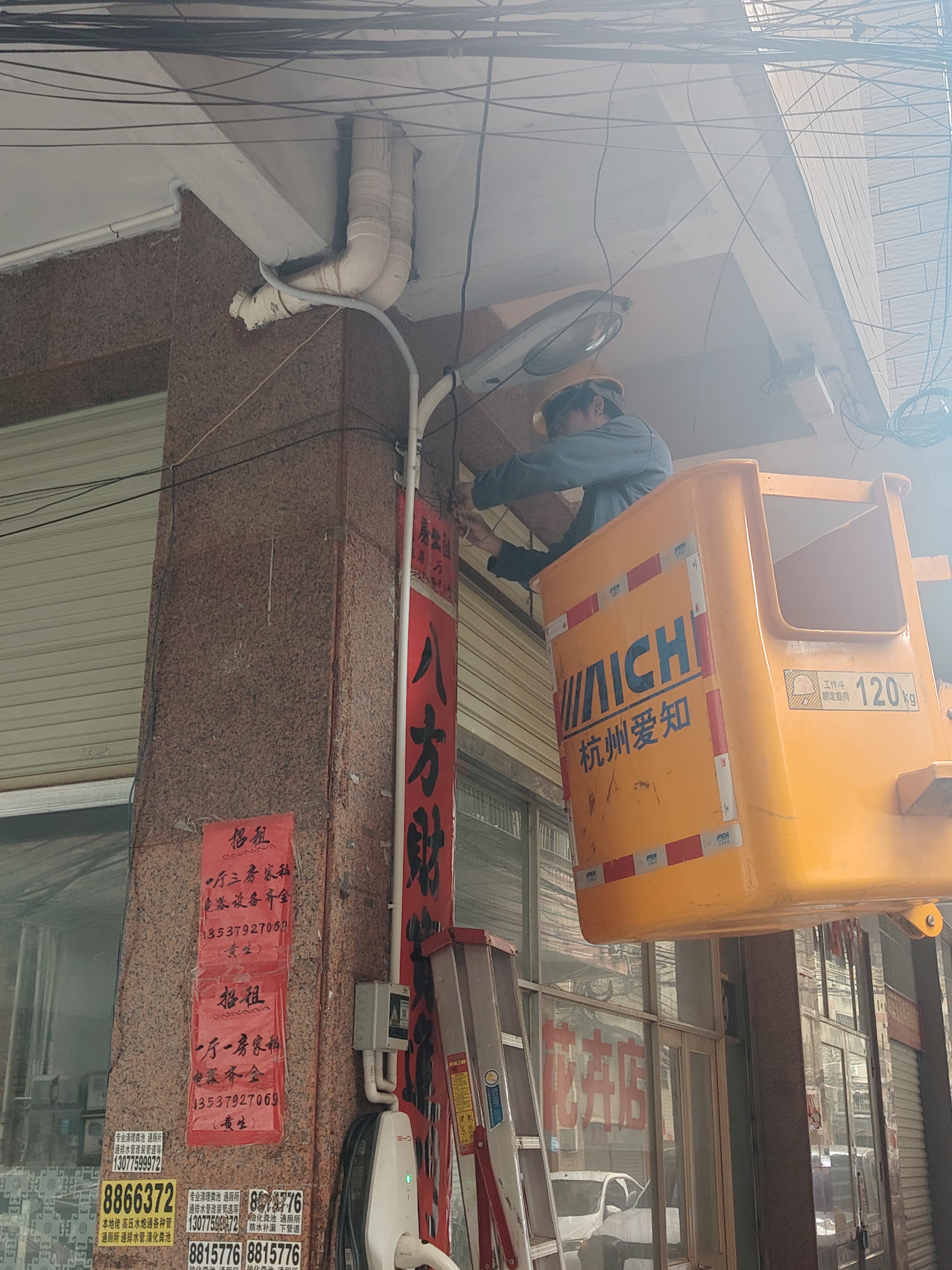 日常维修社区背街横巷路灯.jpg
