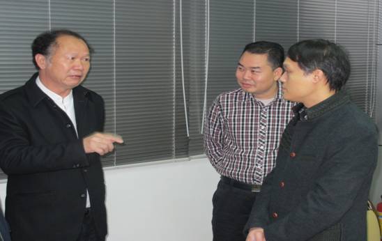 市环保局召开"两代表一委员"座谈会