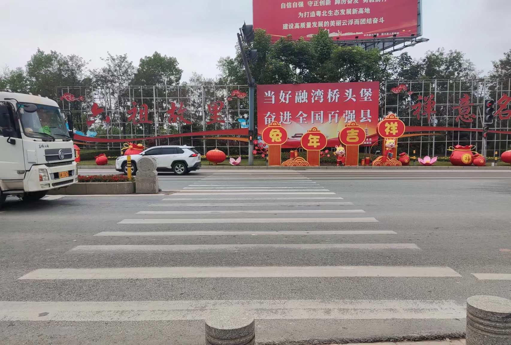 省道S276线新兴县新城镇50KM到52KM急弯路段整改前图片.jpg